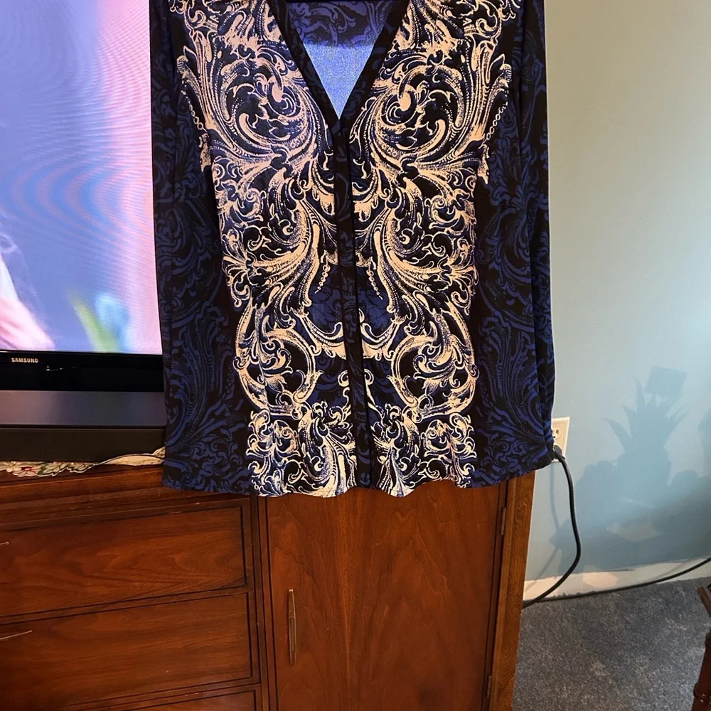 A Classy Chic Boutique Royal Blue and White Blouse - Picture 2 of 4